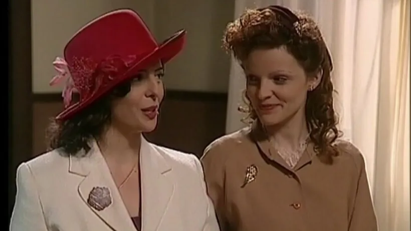 Rosana Blanco con sombrero rojo en Amar en tiempos revueltos