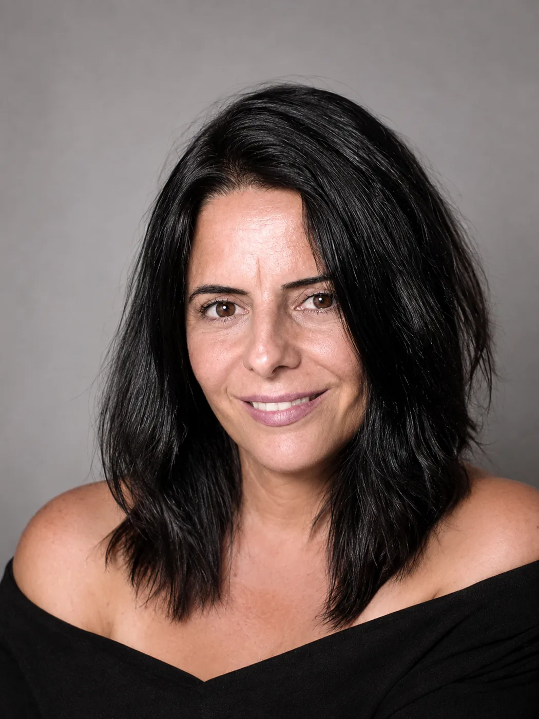 Rosana Blanco sonriendo, con los hombros descubiertos