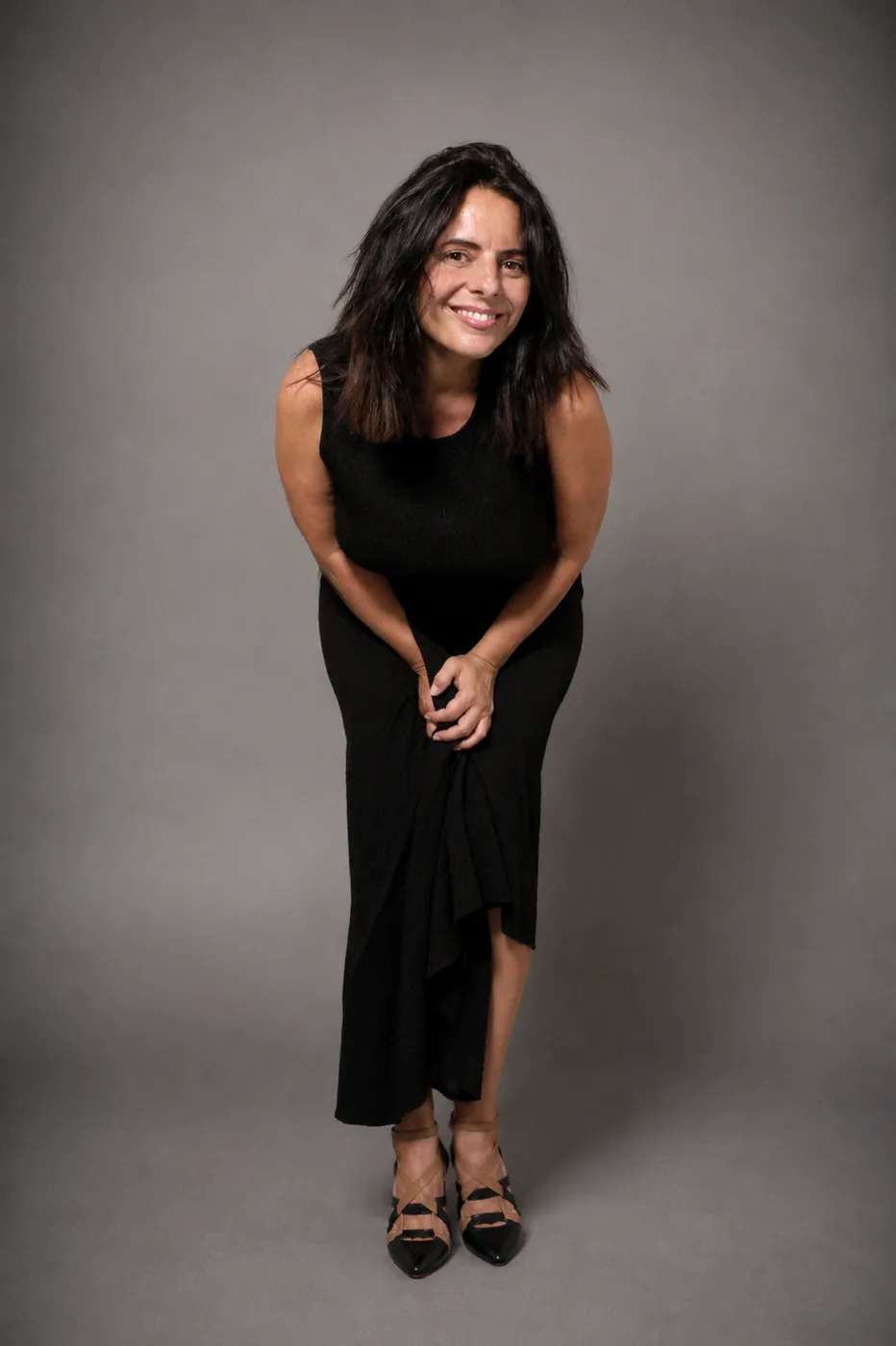 Rosana Blanco de cuerpo entero, vestida de negro