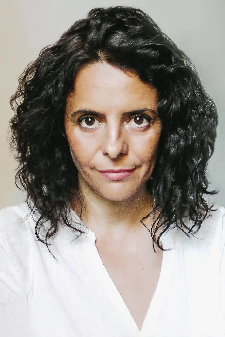 Rosana Blanco con el pelo rizado y blusa blanca