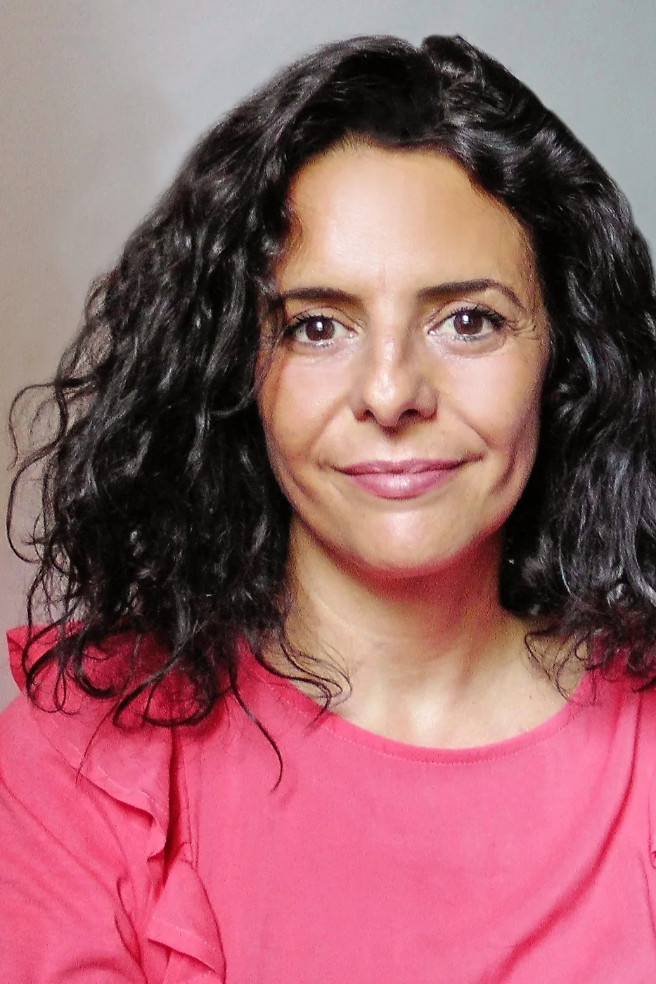 Rosana Blanco con el pelo rizado y blusa rosa