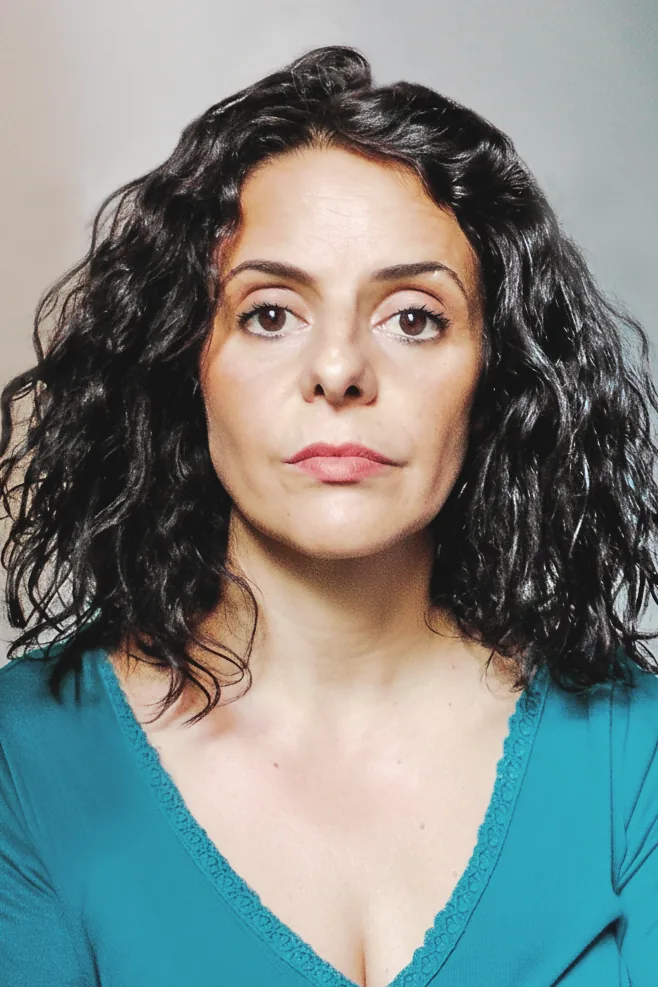 Rosana Blanco con el pelo rizado y blusa turquesa