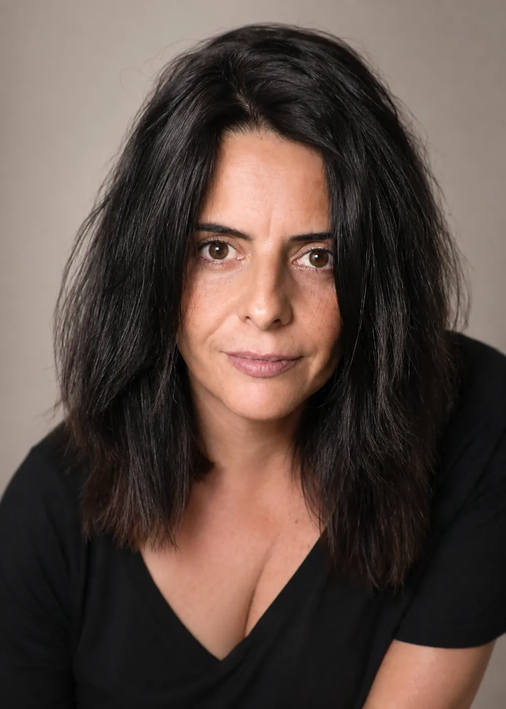 Rosana Blanco con camiseta negra, mirada seria