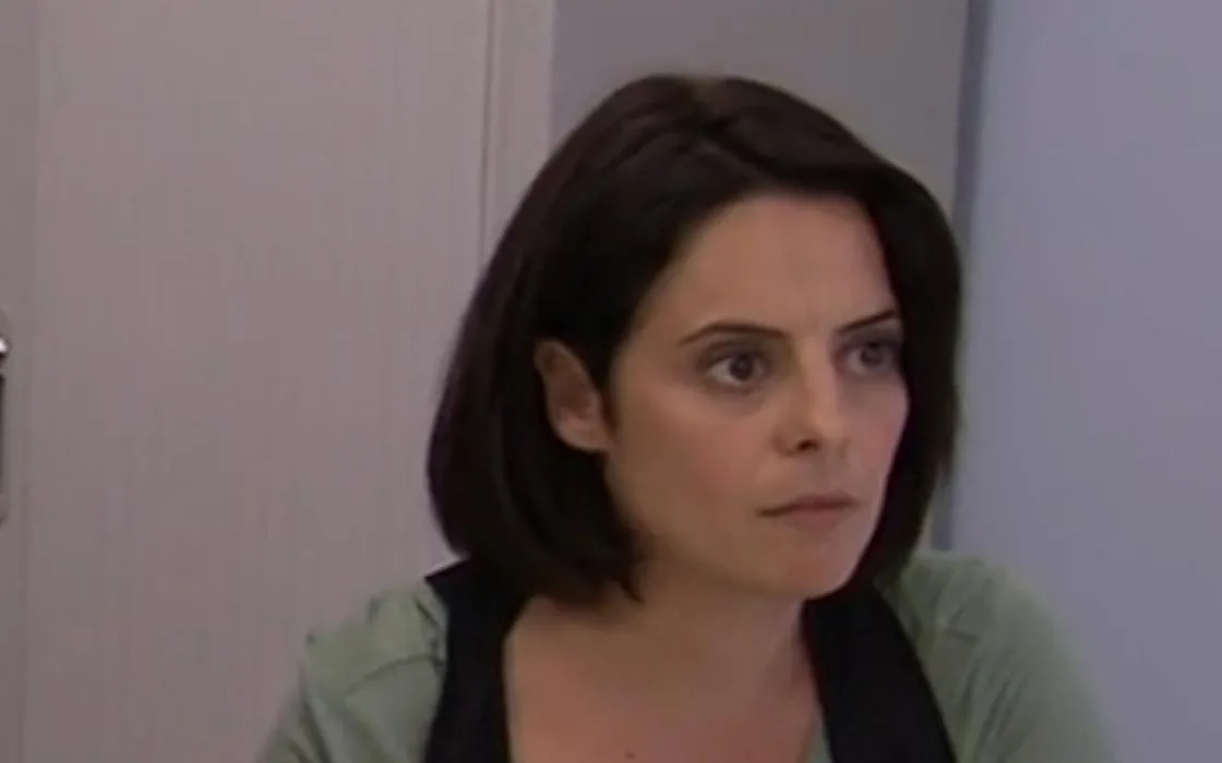 Rosana Blanco sentada en la consulta, en Centro médico