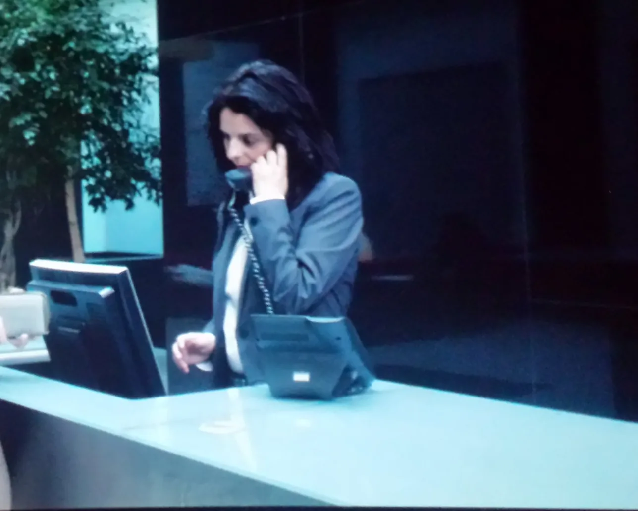 Rosana Blanco como recepcionista en La punta del iceberg