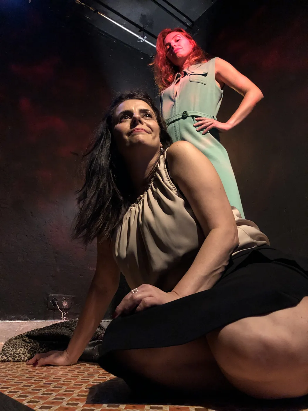 Rosana Blanco sentada en escena en La visita
