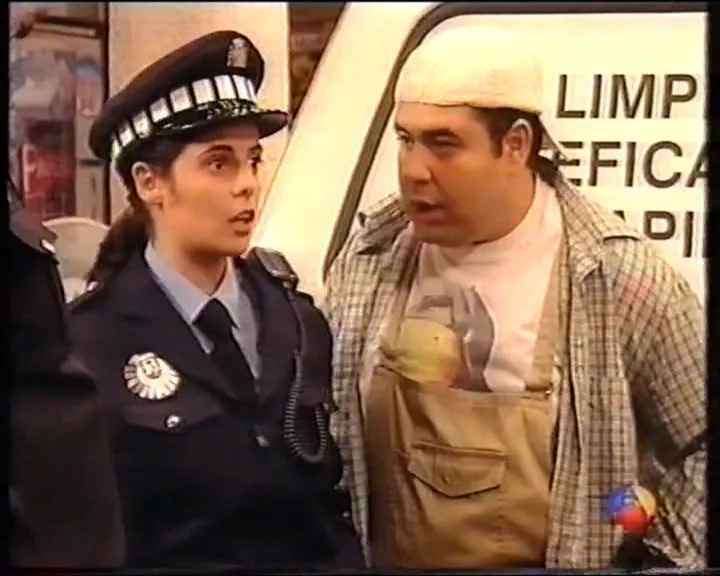 Rosana Blanco de policía en Manos a la obra